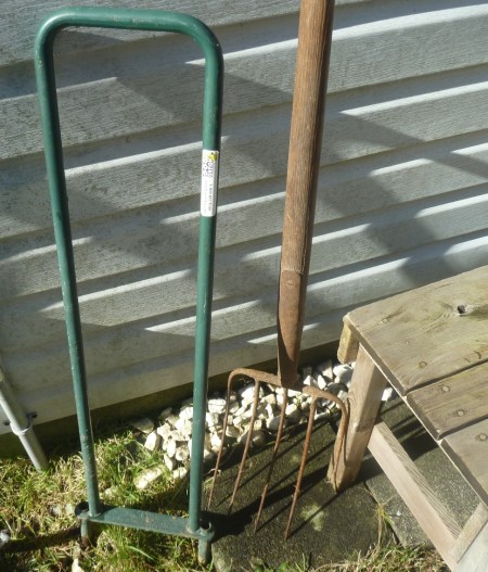 Manual aerating tools