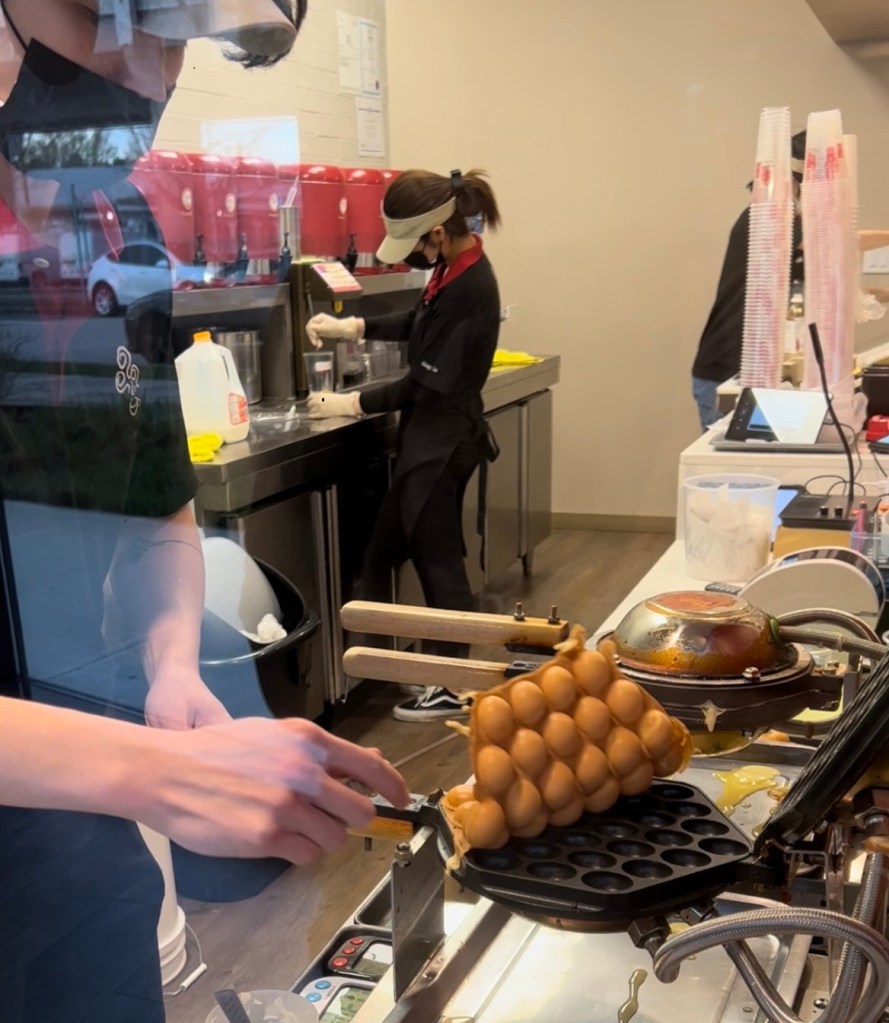 Picking up fully cooked bubble waffle. Photo by Emily Tam